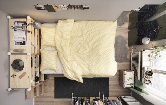 小型双人卧室中放着一张平台式床和很多储物件